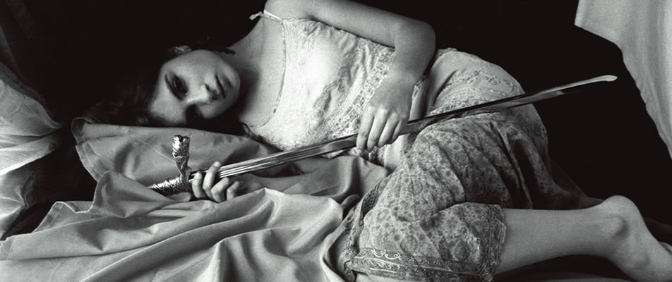 Angela acostada y espada